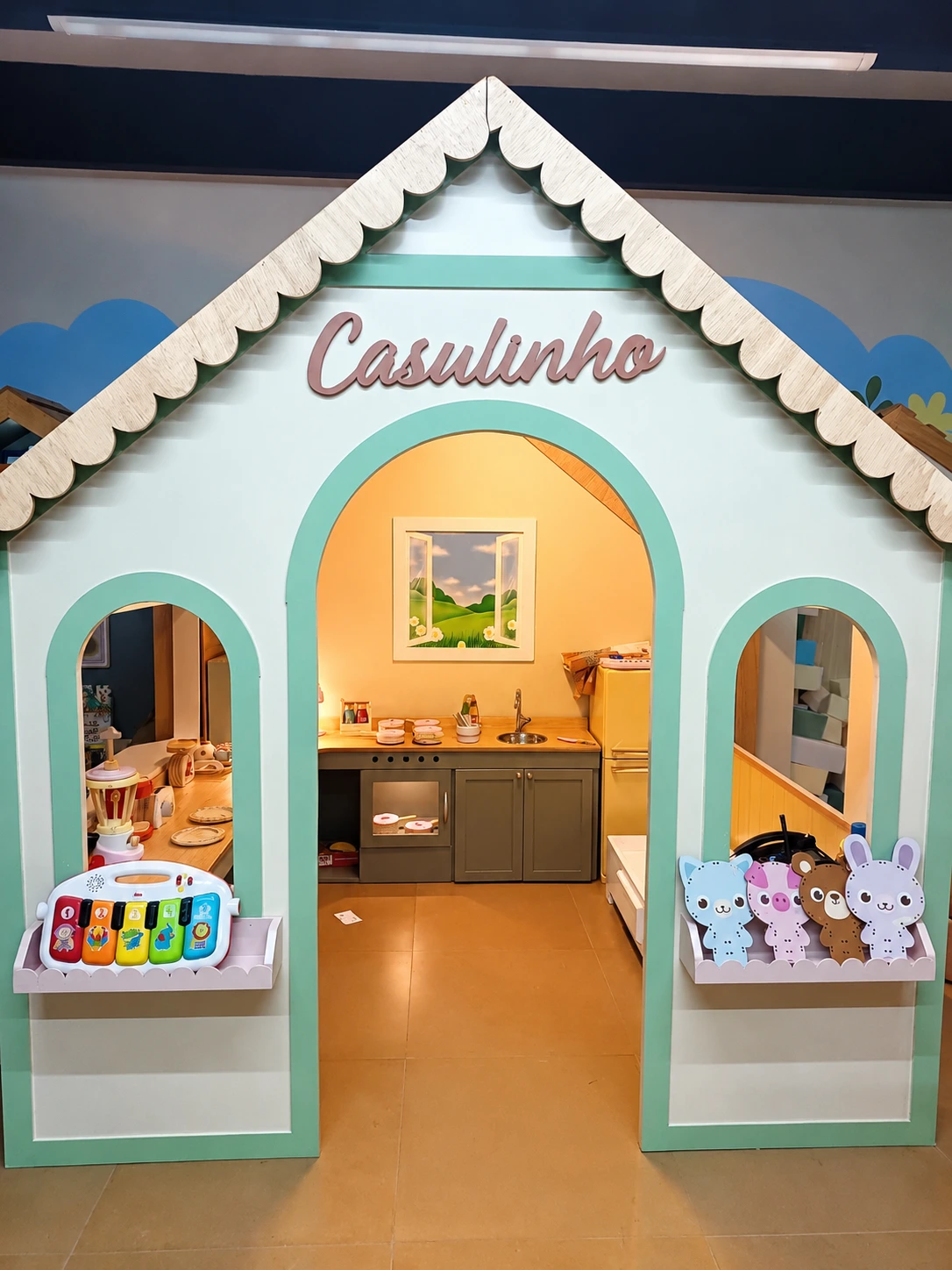 Detalhe da casinha Casulinho com brinquedos e cozinha de faz de conta