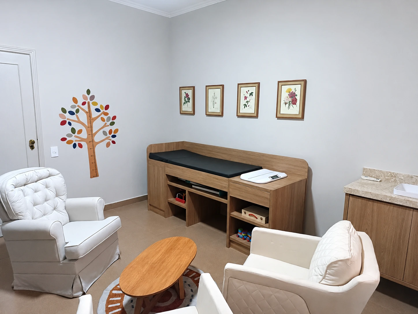 Sala de consulta do Espaço Casulo, com poltrona de amamentação, maca e decoração acolhedora