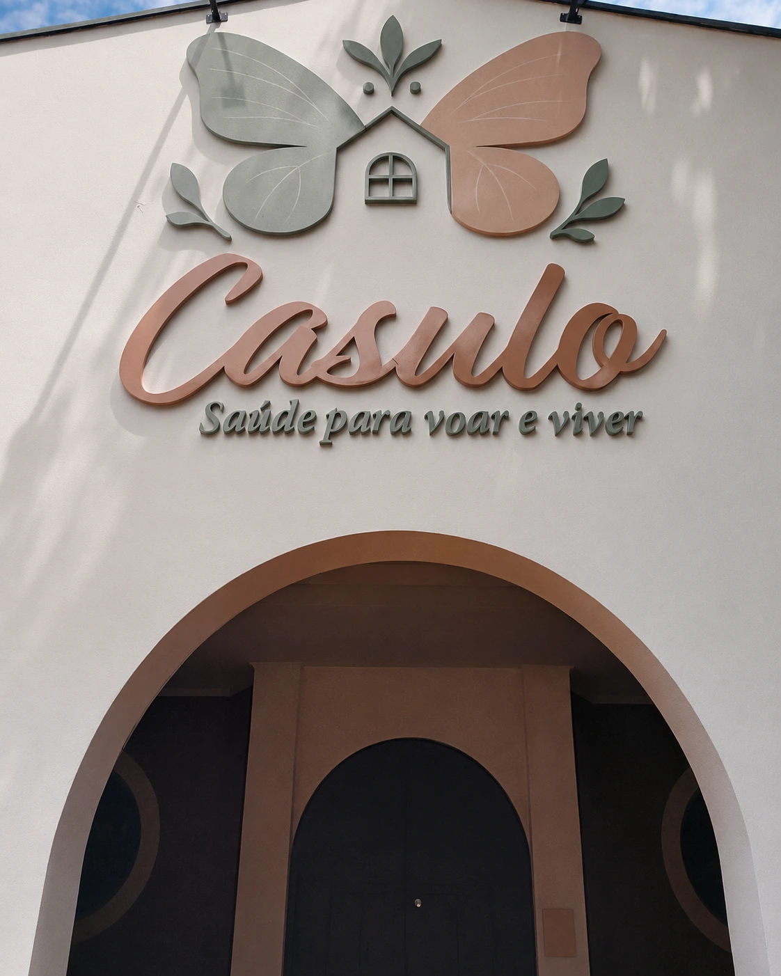 Fachada do Espaço Casulo, com o logo borboleta e o lema Saúde para voar e viver