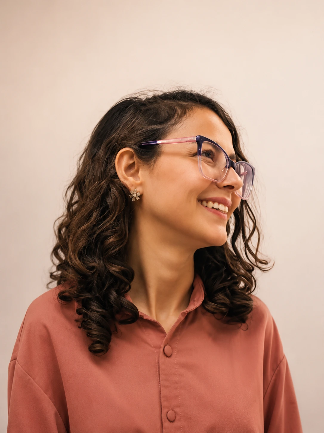 Dra. Priscila Lugarinho em retrato de perfil